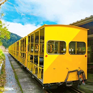 黃色糖鐵小火車停靠於復古鐵道月台